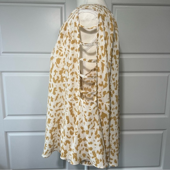 Animal Print Blouse Cutout Sleeve V-Neck Long Sleeve Top - Picture 4 of 8